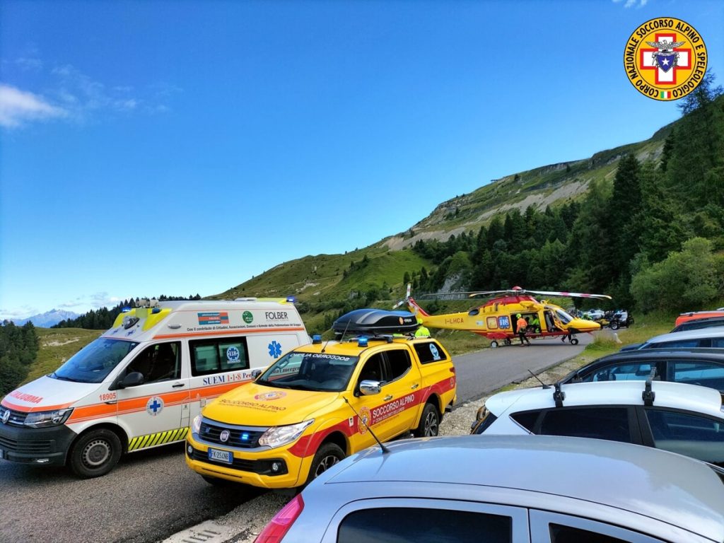 Parcheggio selvaggio in Cima Grappa, elisoccorso costretto ad atterrare in strada