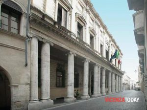 Macchina comunale, sotto il pelo dell'acqua grandi manovre a palazzo Trissino