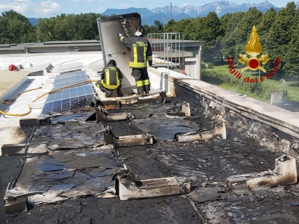 Rogo sul tetto di un'azienda, bruciano i pannelli fotovoltaici