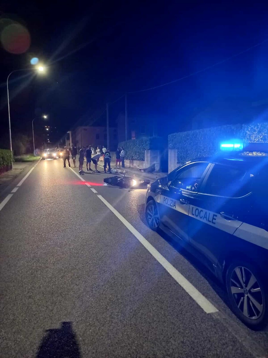 Schianto moto-autocarro, grave un 52enne