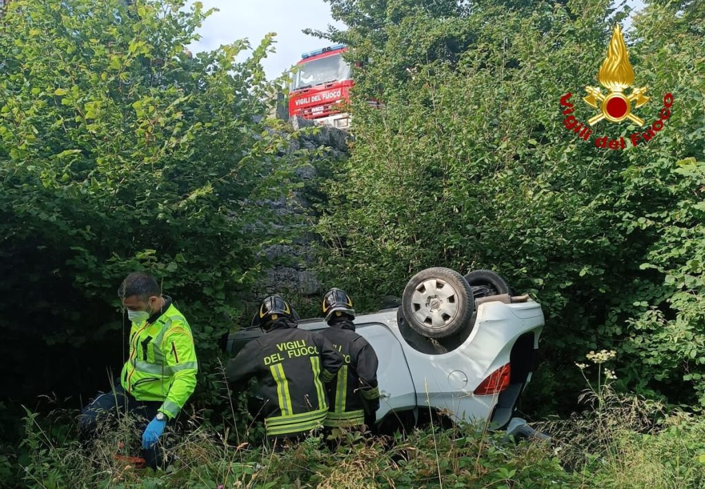 Esce di strada e l'auto si rovescia, ferito il conducente