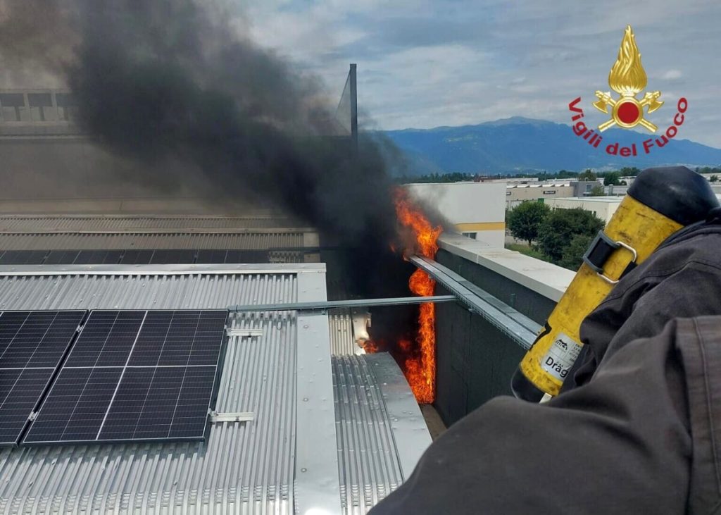 Fiamme sul tetto di una fabbrica di metalli, l'intervento dei pompieri