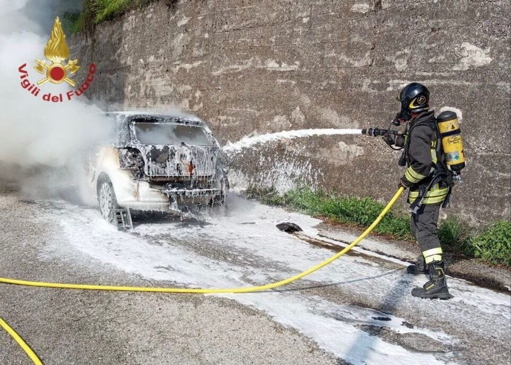 Auto prende fuoco, fiamme spente dai vigili del fuoco