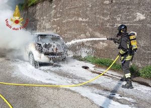 Auto prende fuoco, fiamme spente dai vigili del fuoco 