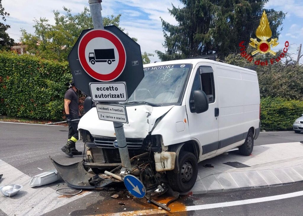 Furgone esce di strada e finisce contro un palo, ferito il conducente