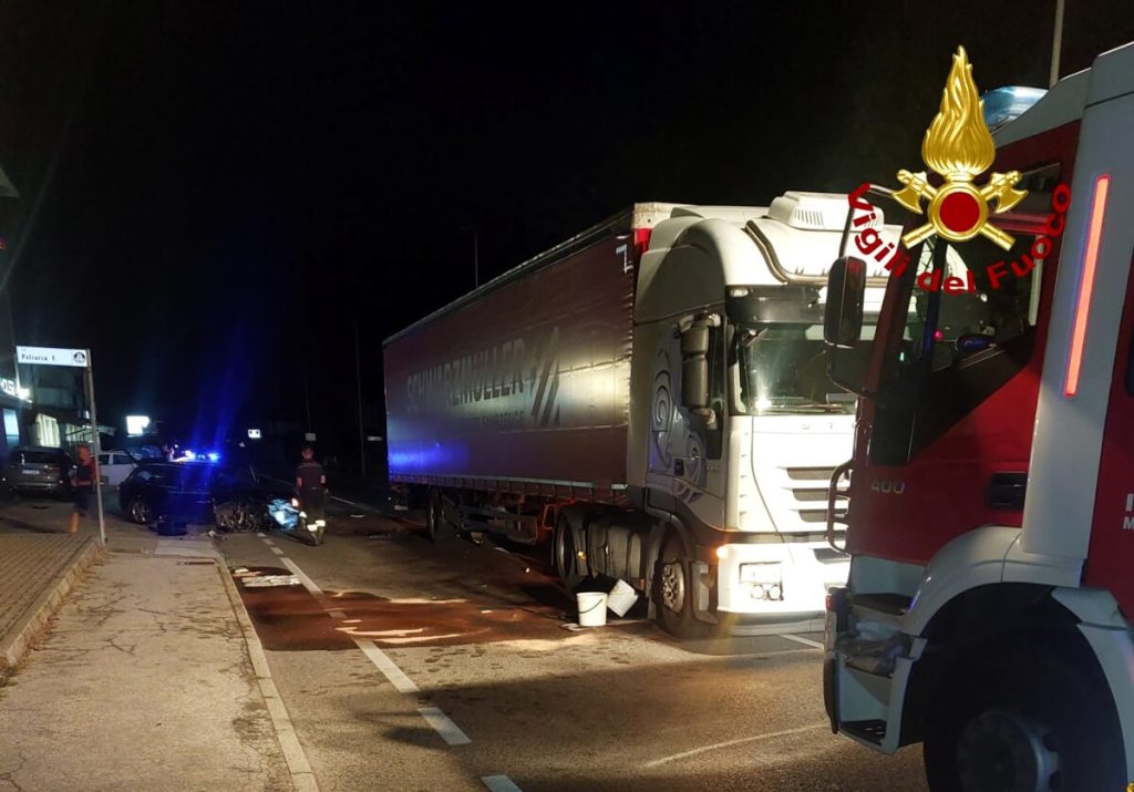 Schianto auto-camion, il conducente della vettura si allontana