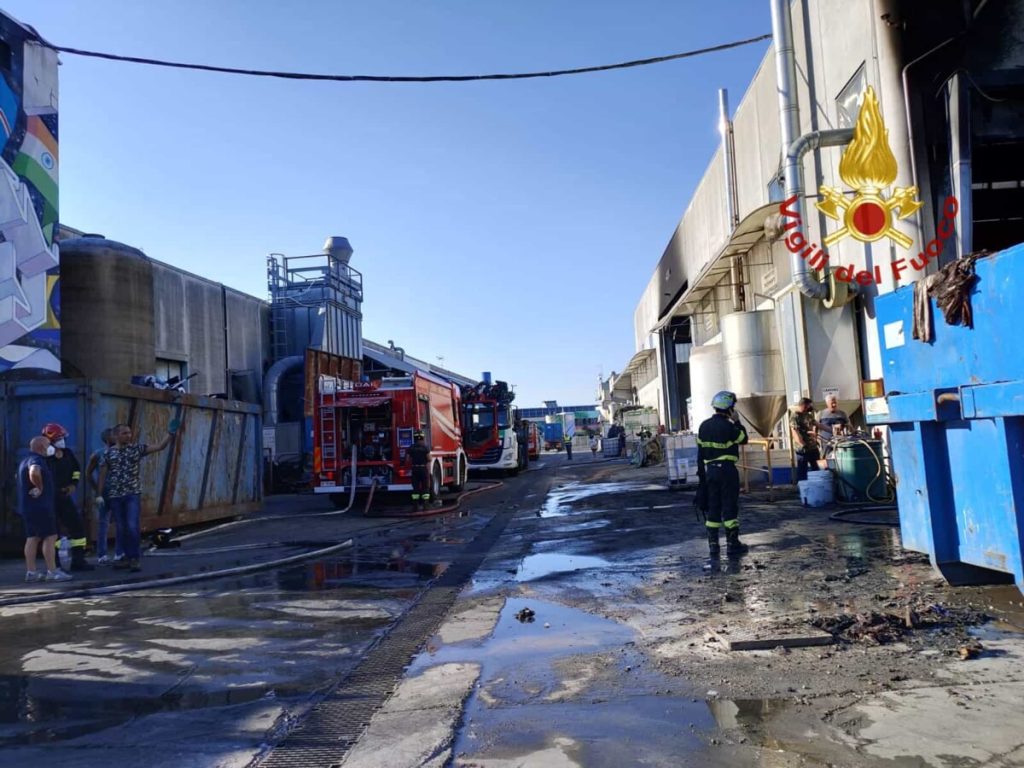 Rogo nel container di una ditta che gestisce rifiuti, colonna di fumo visibile a distanza