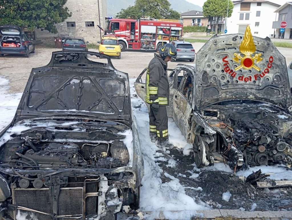 Auto prende fuoco, le fiamme distruggono anche un'altra vettura: danneggiato un Van