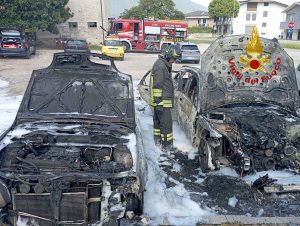 Auto prende fuoco, le fiamme distruggono anche un'altra vettura: danneggiato un Van