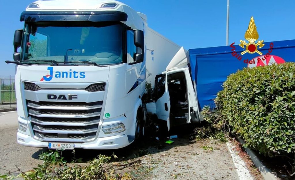 Malore alla guida, il camion finisce contro un autoarticolato: ricoverato il conducente