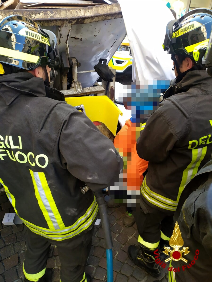 Rimane incastrato con la mano nel furgoncino della carta, ferito operatore ecologico