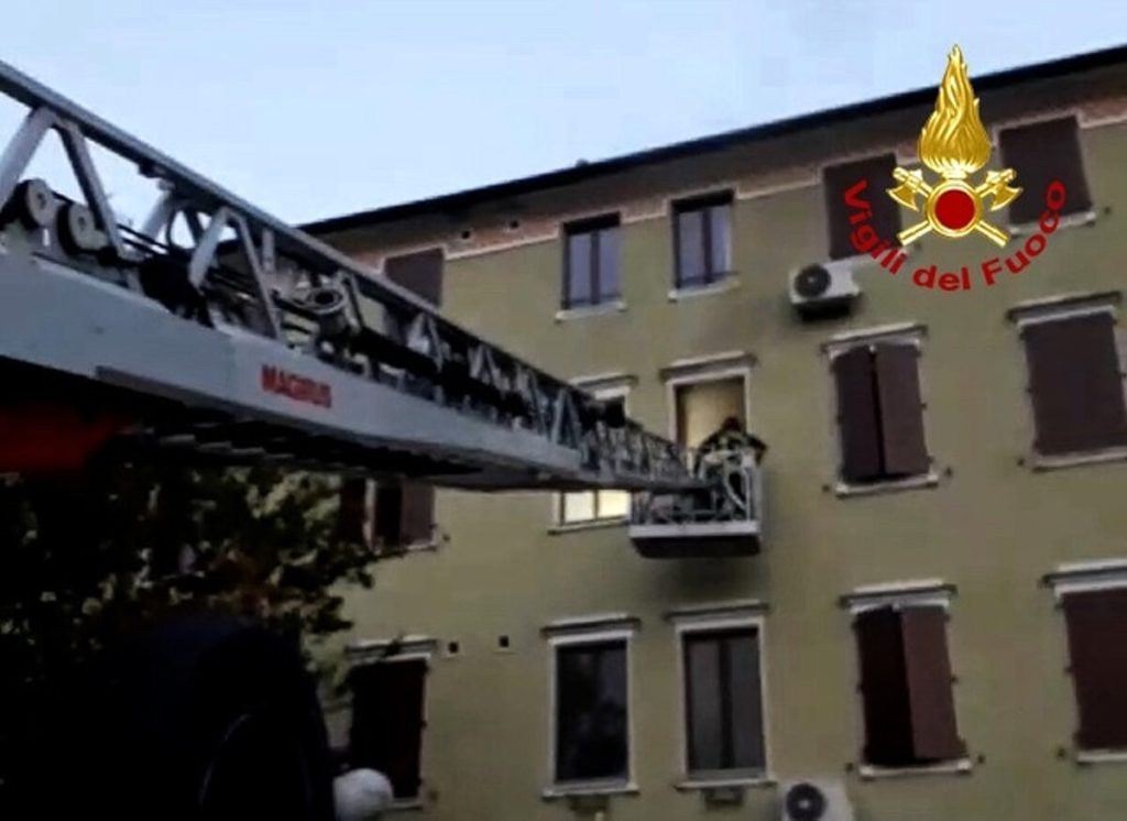 Incendio nella cucina di un appartamento, danni da fumo a tutto l'alloggio 