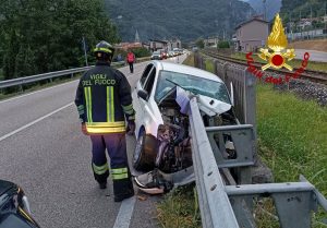Sbanda con l'auto e finisce contro la cuspide del guardrail, ferita la conducente