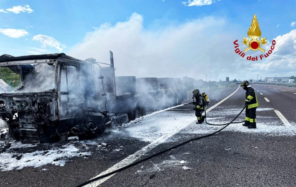 Tir distrutto dalle fiamme, l'autista scende appena in tempo
