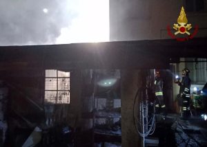 Fiamme nella notte, rogo in un garage
