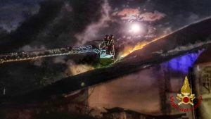 Rogo in una stalla, scoppia l'incendio nella notte
