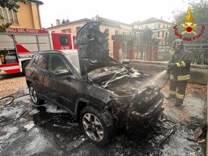 Jeep distrutta dalle fiamme nel parcheggio della casa di riposo,