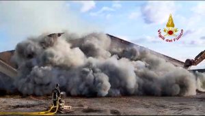 Incendio del fienile a Pozzoleone, ancora in corso le operazioni di spegnimento