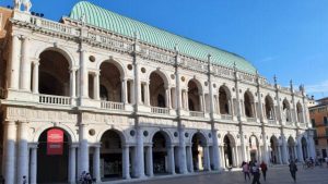 Basilica palladiana, in affitto l’unico negozio rimasto libero