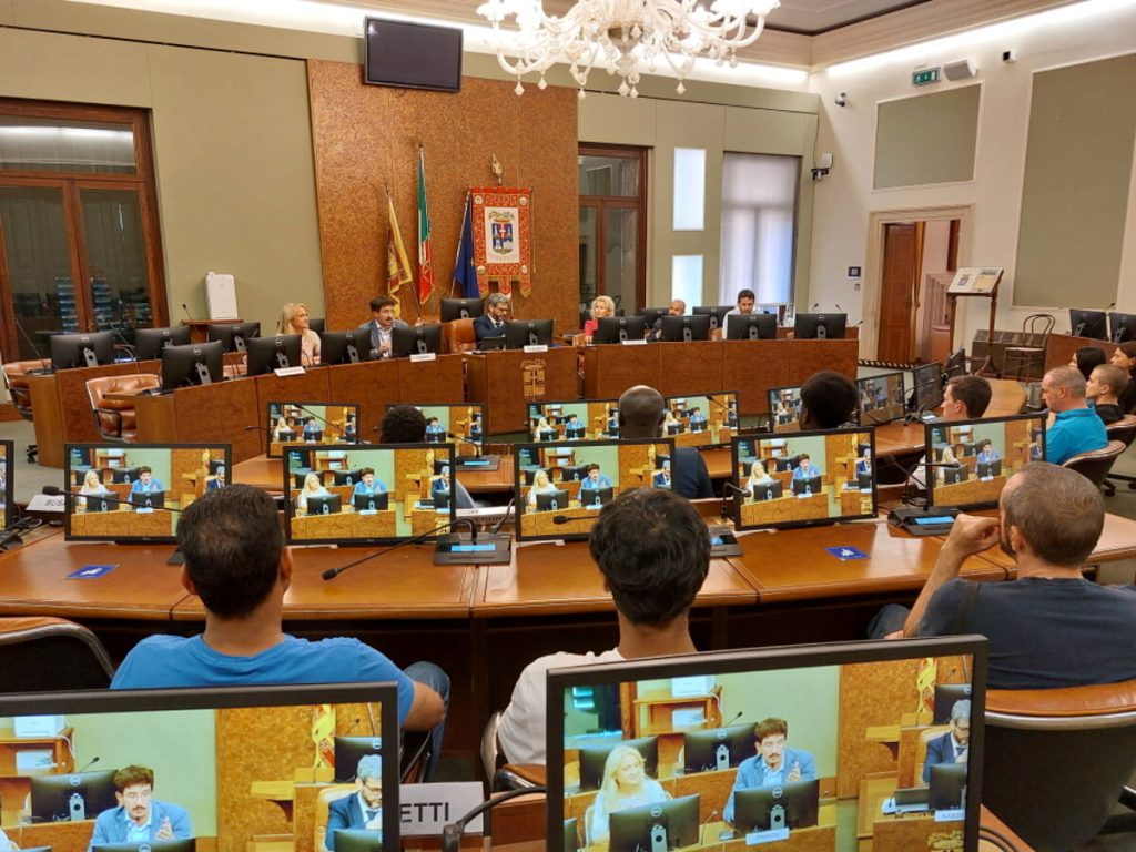 Abbonamento al trasporto gratuito per 13 studenti meritevoli