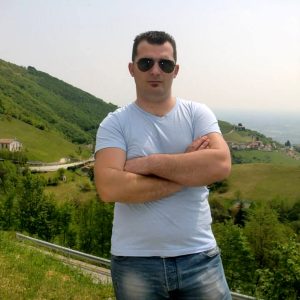 Giovane papà muore in un incidente stradale, la comunità di Tezze si stringe attorno alla famiglia