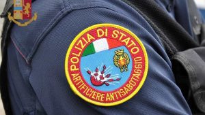 Allarme sospetto pacco bomba legato su un monopattino, gli artificieri lo fanno esplodere