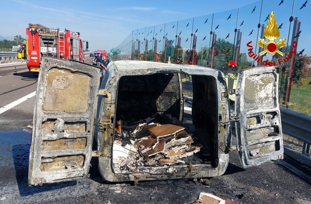 Furgone in fiamme lungo la Spv