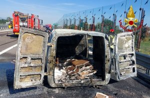 Furgone in fiamme lungo la Spv