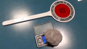 Spaccio e consumo di droga tra minorenni, una denuncia e quattro segnalazioni