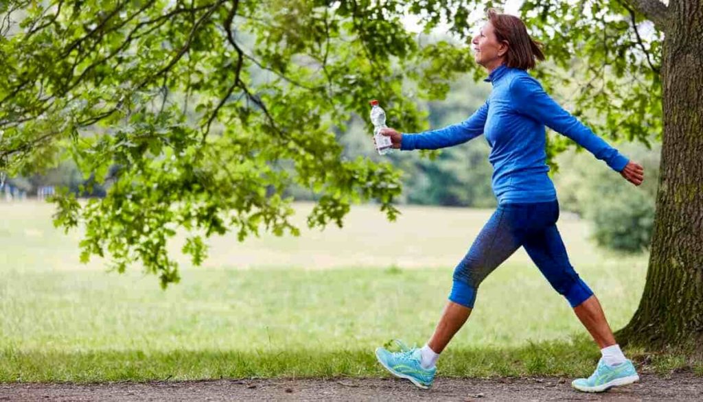 Camminata veloce, fa dimagrire e allunga la vita: come praticarla per avere benefici