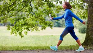 Camminata veloce, fa dimagrire e allunga la vita: come praticarla per avere benefici