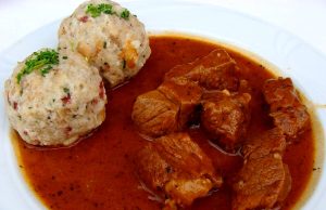 Festa della Patata e del Würstel: canederli, gulasch, tante specialità tirolesi e birra