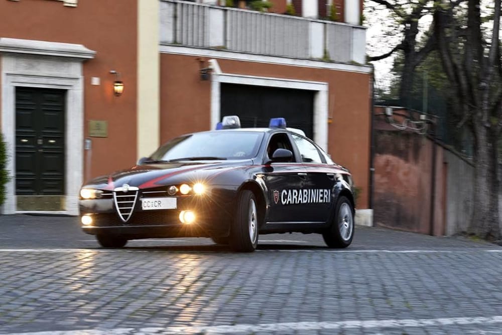 "Amico, amico" e gli sfila i soldi dal portafogli: denunciato