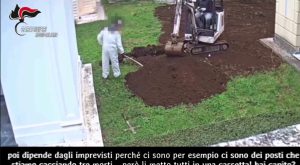 Salme distrutte e spostate per favorire il mercato funerario: sequestrata un’area cimiteriale