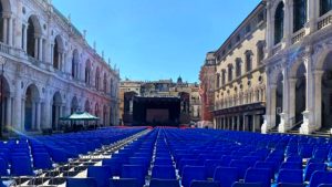 Concerti in piazza dei Signori: stop al consumo di bevande e cibi in contenitori di vetro, ceramica e lattine