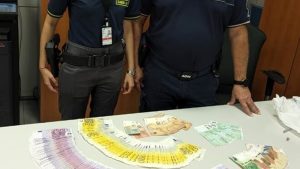 Non sfugge al fiuto del cash-dog: orafo vicentino fermato in areoporto con 150mila euro non dichiarati