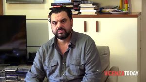 VIDEO | Il libro di Vannacci? «Un presentatàrm nel tinello»
