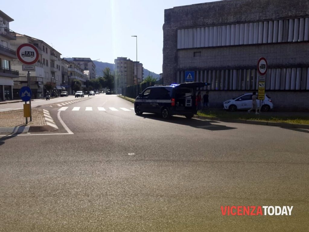 Auto investe una ragazza sulle strisce pedonali: "Sono stato accecato dal sole"