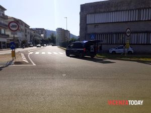 Auto investe una ragazza sulle strisce pedonali: "Sono stato accecato dal sole"