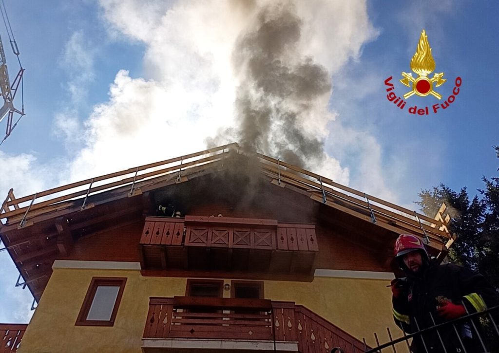 Fiamme dal tetto durante i lavori, intervento dei VIgili del fuoco sull'Altopiano