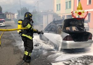 Auto in fiamme, il conducente scende appena in tempo