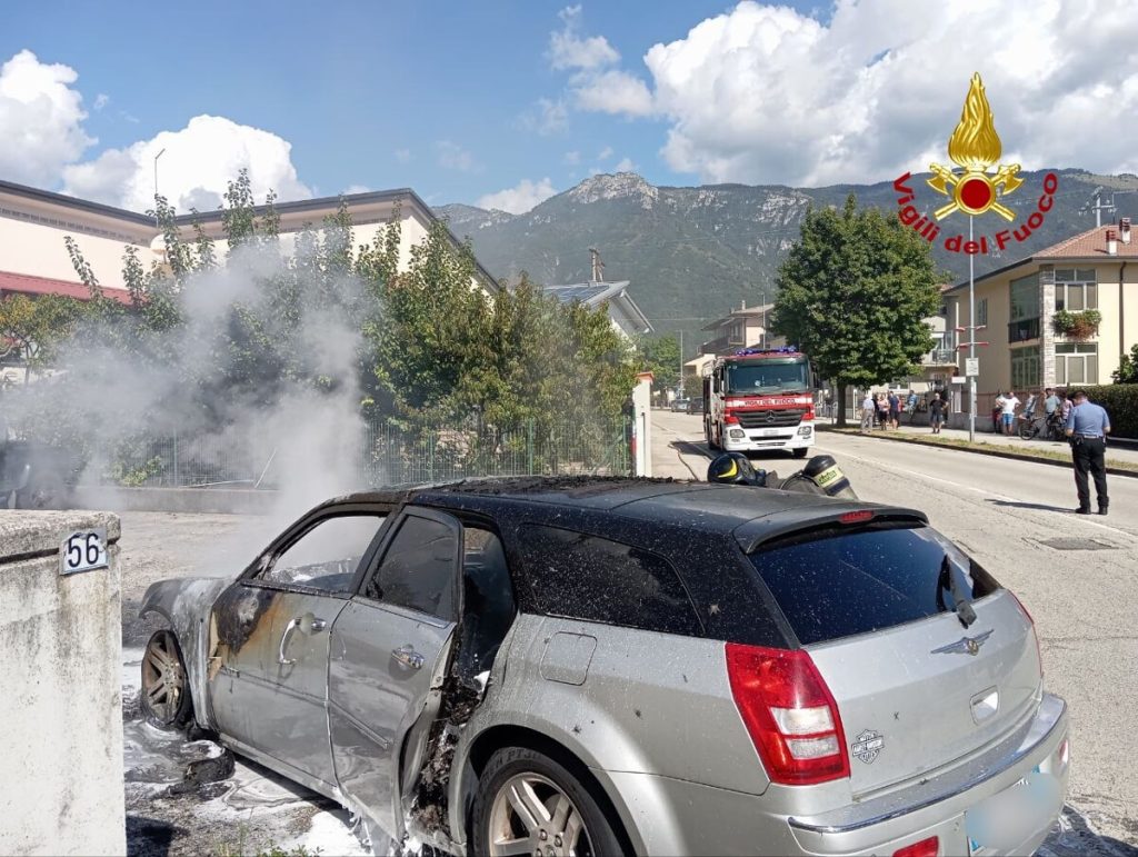 Auto in manovra prende fuoco, danneggiato anche l'ingresso del condominio