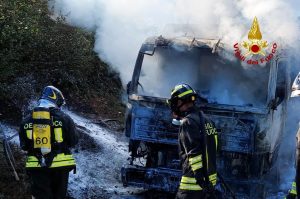 Fumo dal motore, a fuoco un autocarro