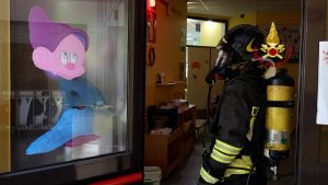 Fumo dal soffitto dell'asilo nido, scatta l'allarme: evacuato l’intero plesso scolastico