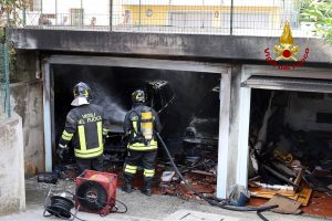Fiamme dal garage, distrutte due auto