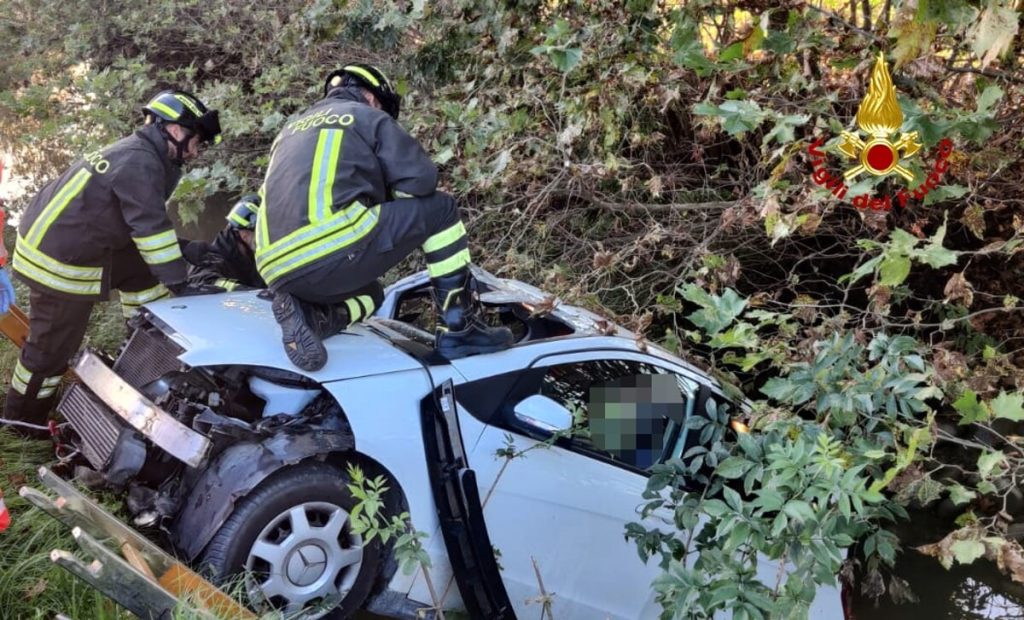 Auto finisce contro un trattore e catapulta fuoristrada, ferito il conducente