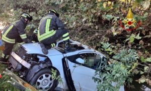 Auto finisce contro un trattore e catapulta fuoristrada, ferito il conducente