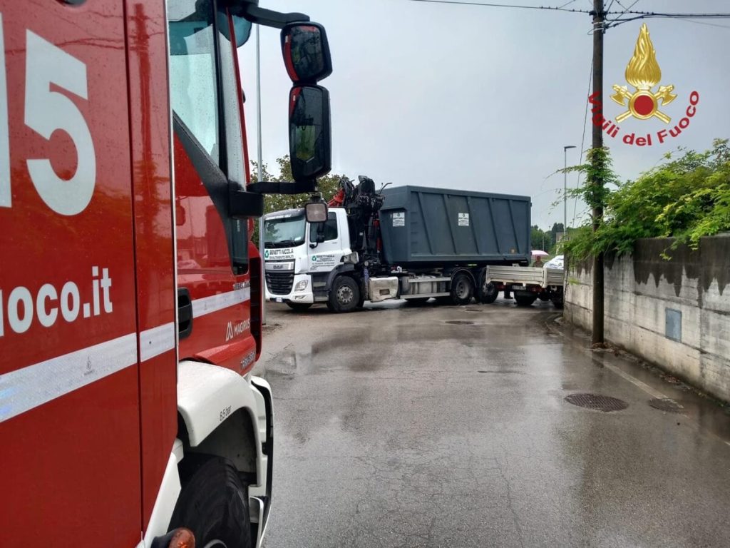 Furgone finisce contro un camion della nettezza urbana: ferito il conducente
