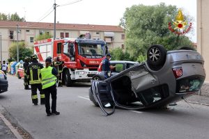 Schianto tra auto, una si capovolge: tre i feriti