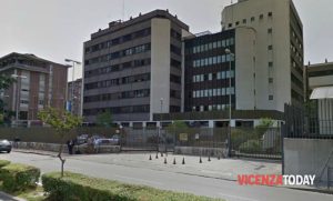Aggredisce e ferisce un agente in questura, arrestato 33enne